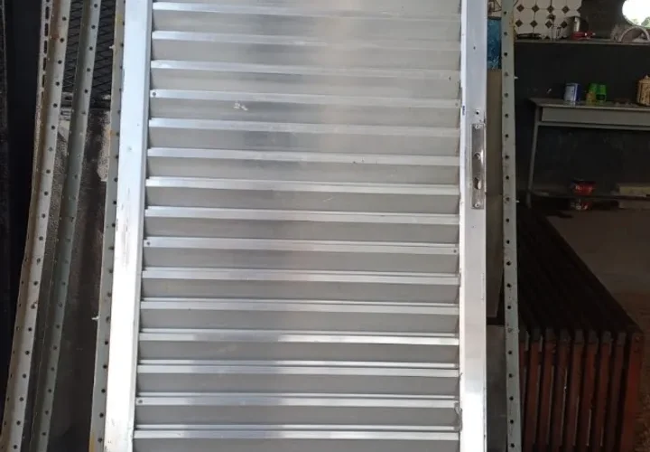 Porta de aluminío